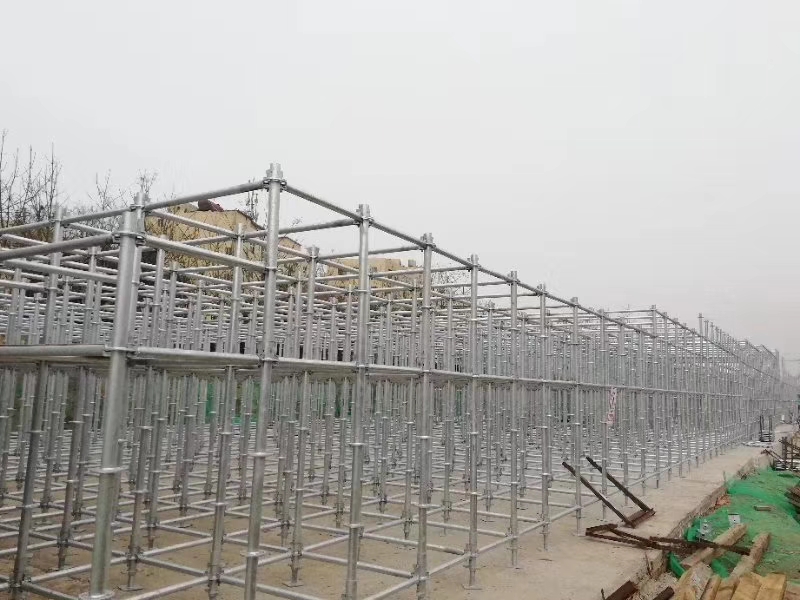 搭建腳手架橫向掃地桿與縱向掃地桿時,怎么設(shè)置好? (圖1) 搭建腳手架橫向掃地桿與縱向掃地桿時,怎么設(shè)置好? (圖1)